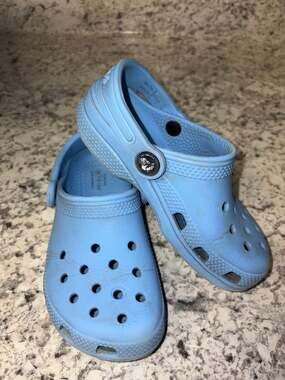 Preowned Kids Teal Crocs Size C10 Boys or Girls